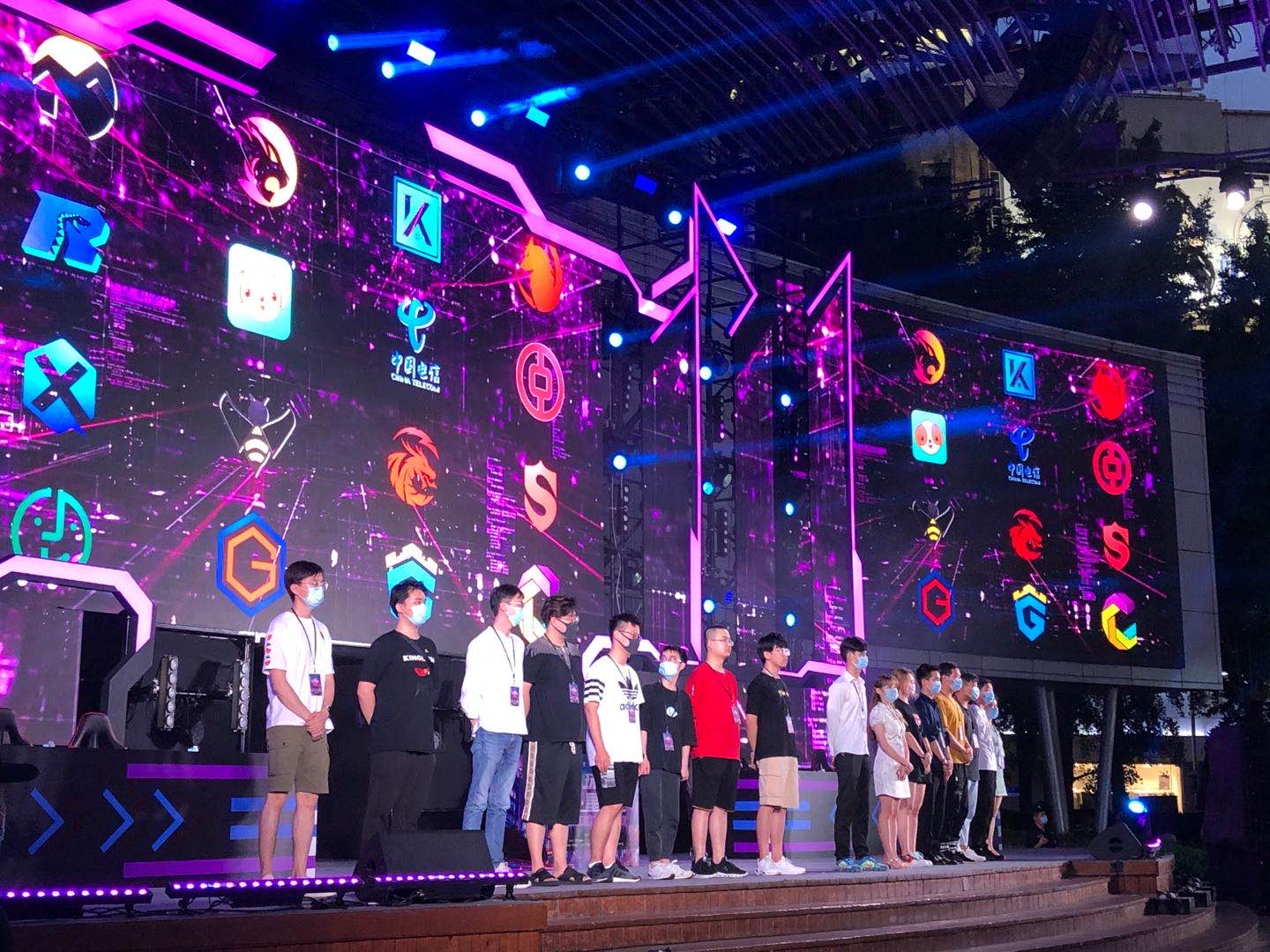 手奠定了坚 手奠定了坚